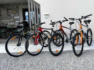 eine Gruppe von Fahrrädern, die neben einem Gebäude geparkt werden in der Unterkunft Apartma Ob stari murvi, Sežana in Sežana