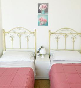 マルツァメミにあるIl Melograno Residenceのベッドルーム1室(隣り合わせのベッド2台付)