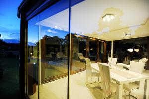 comedor con mesa blanca y sillas blancas en Feel Good Penthouse With Jacuzzi, en Zadar