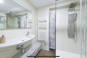 A bathroom at BEACH INN Apartment Még 37 kép