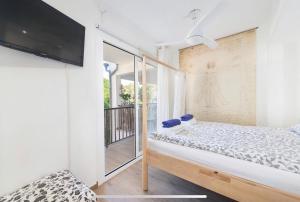 Säng eller sängar i ett rum på Beach Inn Deluxe Apartment