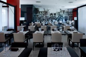 A restaurant or other place to eat at Domina Milano Fiera