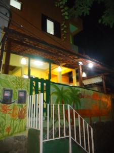 uma escada que leva a uma casa com um quadro em Harmoni Hostel & Pousada em Abraão