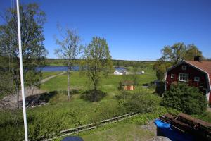 une vue aérienne sur une ferme avec une maison et un champ dans l'établissement Semesterhemmet Sommarro, à Brännefjäll