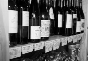 un montón de botellas de vino en un estante en Kings Arms, en Thirsk