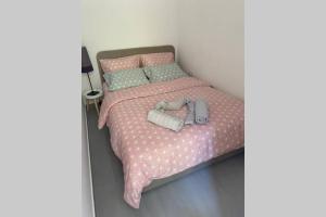una camera da letto con un letto con due peluche sopra di Lexi apartma a Capodistria