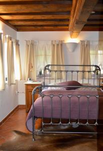 um quarto com uma cama de metal num quarto com janelas em Apartment Luise em Hallstatt