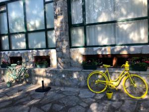 una bicicleta amarilla estacionada frente a un edificio en El Ancla, en Laredo