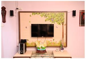 A television and/or entertainment centre at SOHANAs Homestays- 2 BHK Luxury Apartment near Jaipur International Airport