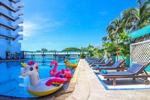 Бассейн в Hua Hin Grand Hotel and Plaza - SHA Extra Plus или поблизости