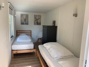 Tempat tidur dalam kamar di Veenwaterhuisje 3-5