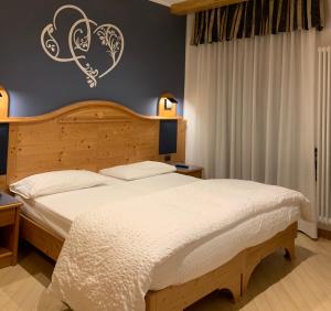 En eller flere senge i et værelse på Hotel La Bussola