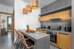 Kuchyň nebo kuchyňský kout v ubytování Celestial Lindos Suites