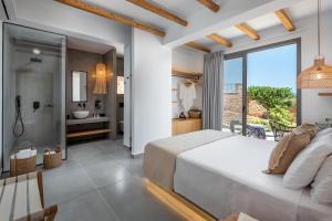 Postel nebo postele na pokoji v ubytování Celestial Lindos Suites