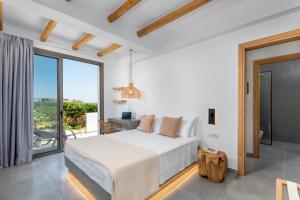 Postel nebo postele na pokoji v ubytování Celestial Lindos Suites