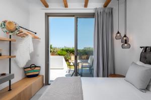 Postel nebo postele na pokoji v ubytování Celestial Lindos Suites