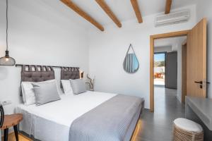 Postel nebo postele na pokoji v ubytování Celestial Lindos Suites