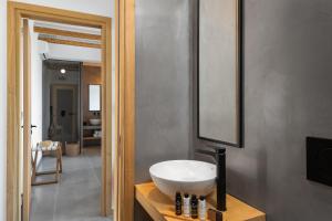 TV a/nebo společenská místnost v ubytování Celestial Lindos Suites