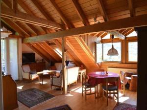 une chambre avec une table et des chaises dans une maison dans l'établissement Ferienhaus Christel, à Bad Urach