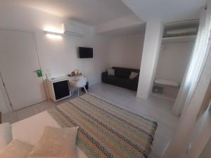 een kleine woonkamer met een bank en een tafel bij B&B JOELE in Tropea