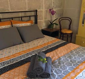 sypialnia z łóżkiem z ręcznikami w obiekcie Ta Marie Merhba w mieście Żebbuġ