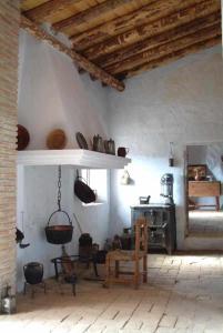 Habitación con cocina con fogones. en Hábitat Troglodita Almagruz, en Purullena
