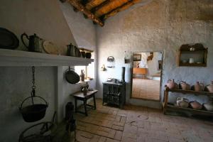 a kitchen filled with lots of pots and pans at Hábitat Troglodita Almagruz in Purullena