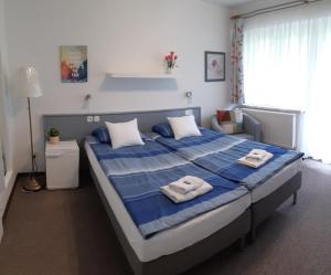 Volenter Gästehaus في ميترباخ: غرفة نوم عليها سرير وفوط