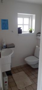 Baðherbergi á Cozy tiny room, mini kitchen and bathroom