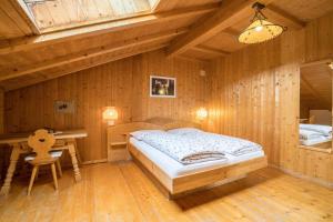 ein Schlafzimmer mit einem Bett und einem Schreibtisch in einem Zimmer in der Unterkunft Ferienwohnung Aster Nusserhof in Avelengo