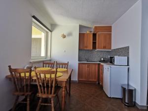 Kuchyň nebo kuchyňský kout v ubytování Apartament Ogrodowa