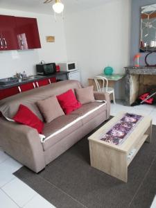 sala de estar con sofá y mesa de centro en Maison classée 2 étoiles en plein cœur de Margaux en Margaux
