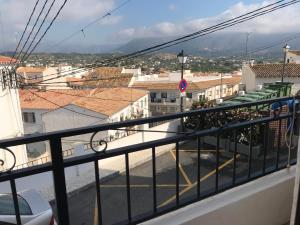 uma vista para a cidade a partir de uma varanda em Altea, callejeando por su casco antiguo. em Altea