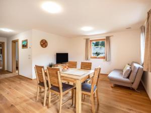 Un comedor con mesa y sillas en Pfattenspitz Maurerhof, en Valdurna