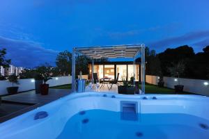 Bazén v ubytovaní Feel Good Penthouse With Jacuzzi alebo v jeho blízkosti