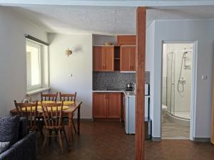 Kuchyň nebo kuchyňský kout v ubytování Apartament Ogrodowa