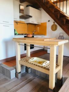 una cucina con tavolo in legno in una camera di Tavern di Arqua' a Arqua Petrarca