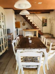 jadalnia ze stołem, krzesłami i schodami w obiekcie Tavern di Arqua' w mieście Arqua Petrarca