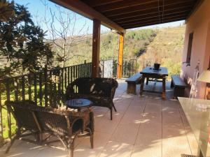 eine Terrasse mit Stühlen, einem Tisch und einem Tisch in der Unterkunft Tavern di Arqua' in Arqua Petrarca
