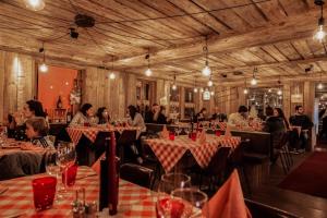 Reštaurácia alebo iné gastronomické zariadenie v ubytovaní Alpino Lodge Bivio + 37 fotografií