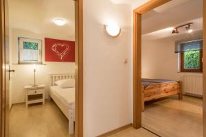 - une petite chambre avec un lit et un miroir dans l'établissement Gästehaus Heilig Ferienwohnung, à Langenargen