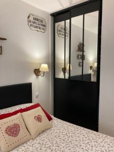 a bedroom with a bed with a red and white blanket at Appartement Les Amethystes 1 in Le Mont-Dore