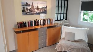 Zimmer mit einem Schreibtisch mit Büchern und einem Stuhl in der Unterkunft Ferienwohnung CHRIS in Konstanz