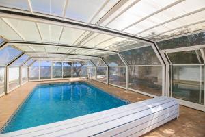 - une piscine intérieure dans un bâtiment avec un plafond ouvert dans l'établissement Las Rotas EA, à Dénia