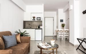 ein Wohnzimmer mit einem Sofa und einem Tisch in der Unterkunft The Square Six in Athen