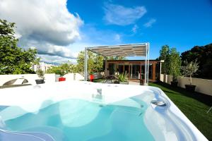 Bazén v ubytovaní Feel Good Penthouse With Jacuzzi alebo v jeho blízkosti