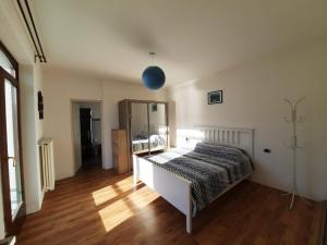 een slaapkamer met een bed en een spiegel bij Casa Vacanze - Casa Quattro Luci in Tronzano Lago Maggiore