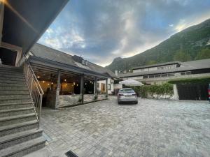 un'auto parcheggiata in un parcheggio accanto a un edificio di Gostisce Sovdat a Bovec