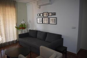 een woonkamer met een bank en een tafel bij Apartamento Olimpo Elite 8A in Alicante