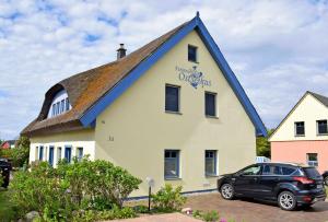 a black car parked in front of a building at Ferienappartements Ostsee_ Nixen_ in Lobbe